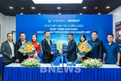 Signature d'un protocole d'accord stratégique en Vinfast et Vietnam afin de développer et intégrer des solutions de cartographie numérique et des services de transport intelligents dans les véhicules électriques VinFast. Photo: VNA