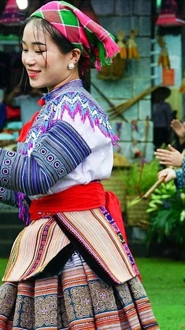 Le membre du Bureau politique Nguyên Duy Ngoc, secrétaire du Comité du Parti de Hanoi, remet des cadeaux du Têt aux bénéficiaires de politiques sociales. Photo: VNA