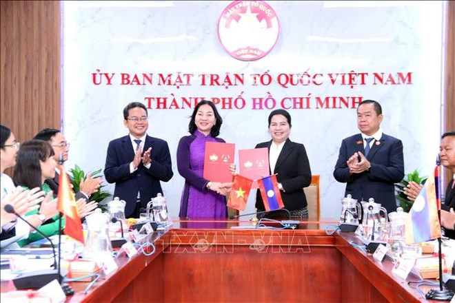 Les protocoles d'accord ont été signés par Truong Thi Bich Hanh, vice-présidente permanente du Comité du FPV de Ho Chi Minh-Ville, et Somchai Xiongchongteng, vice-président du Comité du FLCN de Vientiane, et Vatsana Silima, président du Comité du FLCN de Champassak. Photo: VNA vna-potal-tp-ho-chi-minh-va-cac-dia-phuong-cua-lao-phoi-hop-cong-tac-mat-tran-stand-1.jpg