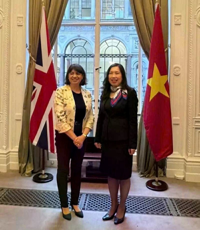 La vice-ministre vietnamienne des Affaires étrangères Le Thi Thu Hang (droite) et son homologue britannique, Seema Malhotra. Photo: VNA viet-nam-luon-coi-trong-va-mong-muon-cung-anh-thuc-day-quan-he-doi-tac-chien-luoc-di-vao-chieu-sau-hieu-qua-20251014214047.jpg