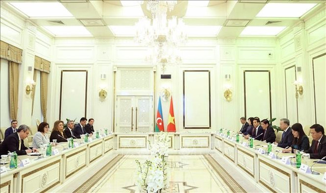 Entrevue entre le secrétaire général du Parti communiste du Vietnam (PCV), Tô Lâm, et la présidente de l'Assemblée nationale d'Azerbaïdjan, Sahiba Gafarova. Photo: VNA vna-potal-tong-bi-thu-to-lam-hoi-kien-chu-tich-quoc-hoi-azerbaijan-stand.jpg