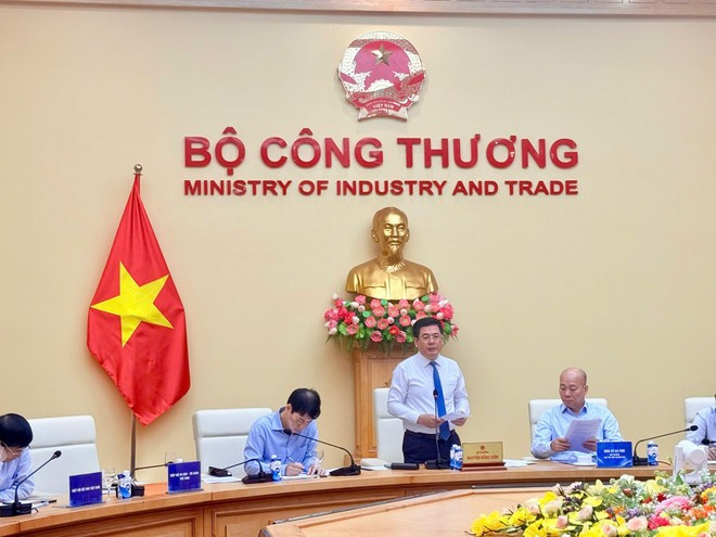 Conférence en août 2025 entre le ministre de l’Industrie et du Commerce Nguyen Hong Dien et les bureaux commerciaux vietnamiens à l’étranger. Photo : Vietnam+ fc08603450dbdb8582ca.jpg