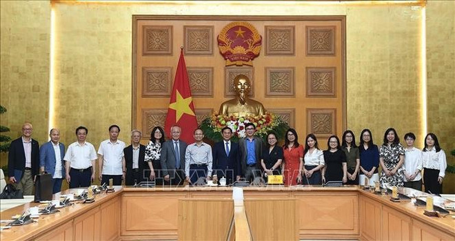 Le vice-Premier ministre Bui Thanh Son et les délégués de l'AVSE Global. Photo: VNA thanh-son-01062025-03.jpg