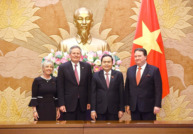 Le président de l'AN Tran Thanh Man (2e à partir de la droite) et le sénateur américain Steven David Daines (2e à partir de la gauche). Photo: VNA vna-potal-chu-tich-quoc-hoi-tran-thanh-man-tiep-thuong-nghi-si-hoa-ky-steve-daines-7922877.jpg