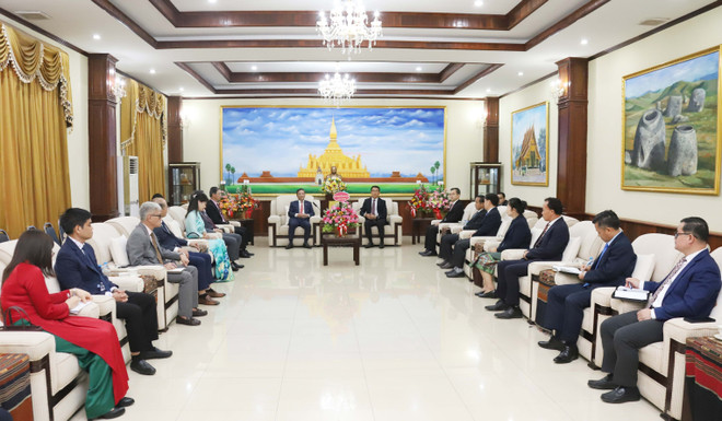 Lors de la rencontre. Photo: VNA vna-potal-tong-bi-thu-gui-hoa-chuc-mung-70-nam-thanh-lap-dang-ndcm-lao-7924223.jpg