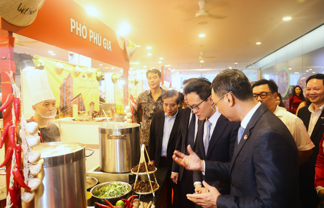Les visiteurs au Festival du Pho vietnamien 2025. Photo: VNA vna-potal-pho-viet-su-gia-van-hoa-gan-ket-viet-nam-singapore-8347730.jpg