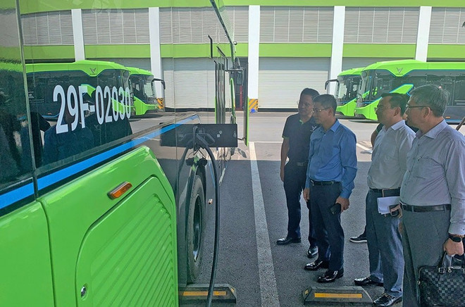 la ville ne dispose pas encore d’un plan global pour le réseau électrique et les infrastructures de recharge, en particulier dans les zones urbaines centrales. Photo: hanoimoi.vn tram-sac1.jpg