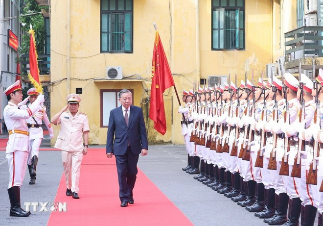 Le secrétaire général du Parti communiste du Vietnam (PCV) Tô Lâm rend visite, le 28 juillet à Hanoï, aux cadres et agents du Département de la sécurité politique intérieure du ministère de la Sécurité publique. Photo: VNA tong-bi-thu-cuc-an-ninh-noi-bo-1.jpg