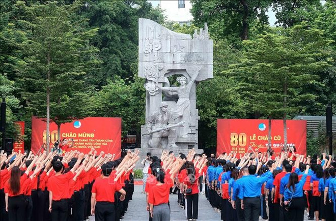 Des milliers de jeunes répartis dans les 34 villes et provinces du pays ont également participé à l’événement. Photo: VNA chao-co7-160825.jpg
