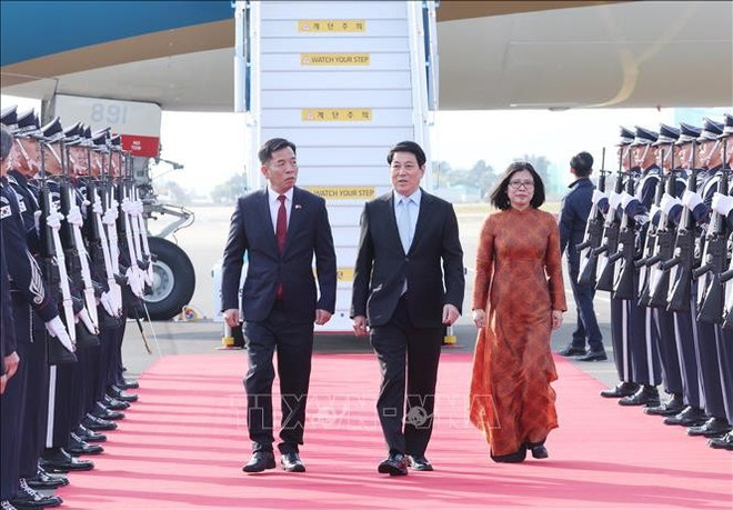 Le président vietnamien Luong Cuong est arrivé le 29 octobre à l'aéroport militaire de Gimhae à Busan, entamant sa participation à la 32ᵉ Semaine des dirigeants économiques de l'APEC et ses activités bilatérales en République de Corée. Photo: VNA apec-lan-thu-32-29102025-03.jpg