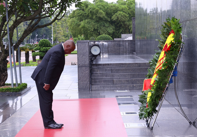 Le président de la République d’Afrique du Sud, Matamela Cyril Ramaphosa, et sa délégation, dépose une gerbe de fleurs et rend hommage au Président Hô Chi Minh en son mausolée. Photo: VNA vna-potal-tong-thong-nam-phi-vao-lang-vieng-chu-tich-ho-chi-minh-8357490.jpg