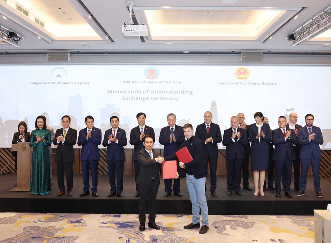 Lors du forum, les deux dirigeants ont assisté à la cérémonie de remise de plusieurs accords de coopération. Photo: VNA vna-potal-tong-bi-thu-to-lam-va-tong-thong-rumen-radev-du-dien-dan-doanh-nghiep-viet-nam-bulgaria-8358135.jpg