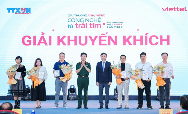 Remise du prix d'encouragement. Photo: VNA vna-potal-le-trao-giai-thuong-cong-nghe-tu-trai-tim-lan-thu-2-8357804.jpg