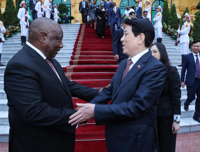 Le président vietnamien Luong Cuong (droite) et son homologue sud-africain, Matamela Cyril Ramaphosa. Photo: VNA vna-potal-chu-tich-nuoc-va-tong-thong-nam-phi-gap-go-bao-chi-8357774.jpg
