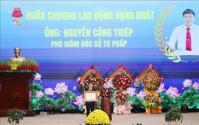 Giang Pao My, au nom du président de la République, remet l'Ordre du Travail de première classe à Nguyen Cong Thiep, vice-directeur du Département de la Justice de Lai Châu. Photo: VNA lai-chau-3.jpg