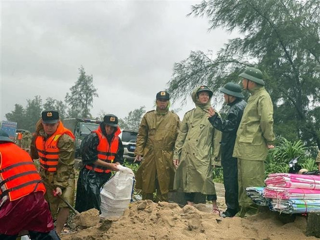 Le vice-Premier ministre Trân Hông Hà contrôle les préparatifs pour répondre au typhon à Hà Tinh. Photo: VNA vna-potal-pho-thu-tuong-tran-hong-ha-kiem-tra-cong-tac-ung-pho-bao-so-5-tai-ha-tinh-8232728.jpg