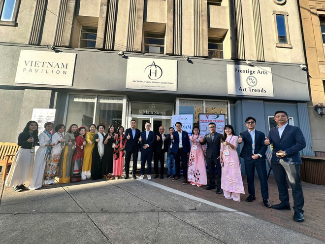 Les représentants du ministère de l'Industrie et du Commerce et des Bureaux de représentations du Vietnam au salon High Point Market 2025. Photo: tapchicongthuong.vn 1a.jpg