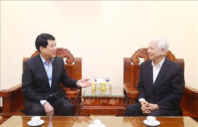 Le président Luong Cuong (gauche) et l'ancien président Nguyen Minh Triet. Photo: VNA state-president-extends-tet-greetings-to-former-leaders-2.jpg