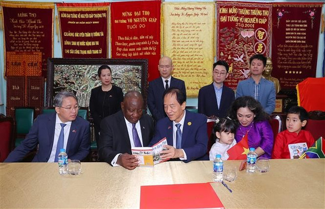 Le président sud-africain rend hommage au Général Vo Nguyen Giap à Hanoï. Photo: VNA vna-potal-tong-thong-nam-phi-tham-gia-dinh-dai-tuong-vo-nguyen-giap-8359058.jpg