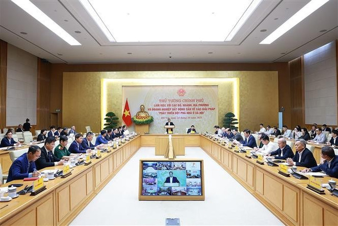 Cconférence sur l'accélération du développement du logement social. Photo: VNA vna-potal-thu-tuong-lam-viec-ve-cac-giai-phap-phat-trien-dot-pha-nha-o-xa-hoi-8358817.jpg