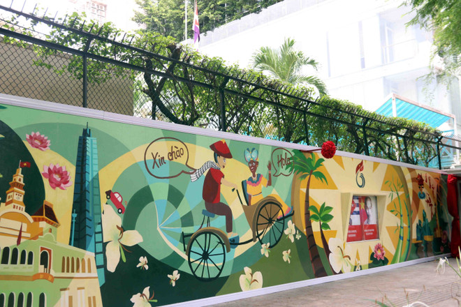 Fresque murale célébrant l'amitié durable entre le Vietnam et Cuba. Photo: VNA vna-potal-khanh-thanh-tranh-tuong-co-dong-tinh-huu-nghi-viet-nam-cuba-8260327.jpg