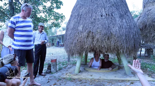 vnanet-du-khach-len-mot-cua-ham-ngay-trong-vuon-nha-cua-nguoi-dan-o-dia-dao-ky-anh.jpg