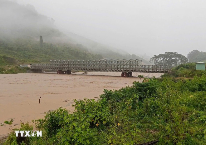 Selon les prévisions, les zones côtières situées entre le sud de la province de Quang Tri et celle de Quang Ngai subissent ce 27 octobre des vents violents et des marées hautes. Photo: VNA mua-lu.jpg