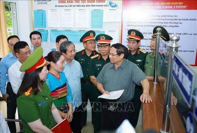 Le Premier ministre Pham Minh Chinh inspecte le traitement des formalités administratives de Thanh Hoa. Photo: VNA thu-tuong1.jpg