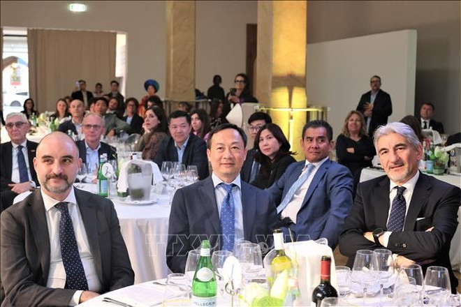 L’ambassadeur du Vietnam en Italie, Duong Hai Hung (au milieu), à l'événement. Photo: VNA italy-070525.jpg
