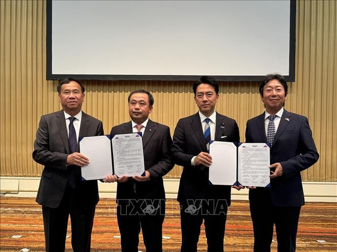 Cérémonie de signature de dix protocoles d’accord dans les domaines du commerce, de l’investissement et de la coopération agricole entre entreprises vietnamiennes et japonaises. Photo: VNA ky-hop-tac.jpg