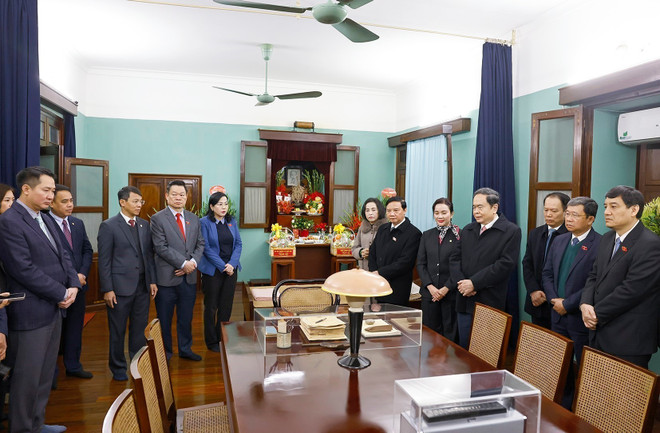 vna-potal-chu-tich-quoc-hoi-tran-thanh-man-dang-huong-tuong-niem-chu-tich-ho-chi-minh-8582382.jpg