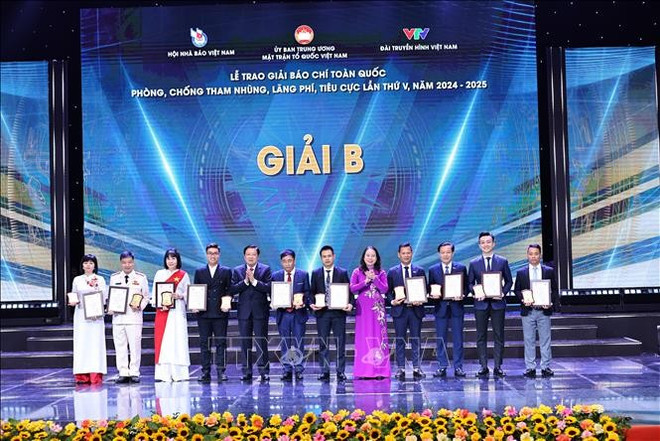 Le jury a sélectionné 44 œuvres remarquables pour décerner quatre prix A, 10 prix B, 12 prix C et 18 prix d’encouragement. Photo: VNA giai-bao-chi-1.jpg