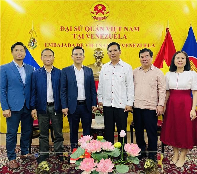 La délégation de l'UOAV et des représentants de l'ambassade du Vietnam au Venezuela. Photo : VNA vna-potal-viet-nam-venezuela-tang-cuong-doi-ngoai-nhan-dan-stand-1.jpg