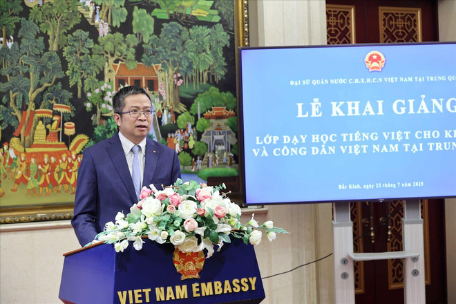 L’ambassadeur Pham Thanh Binh à la cérémonie. Photo: VNA vna-potal-khai-giang-lop-hoc-tieng-viet-cho-kieu-bao-va-cong-dan-viet-nam-tai-trung-quoc-816746324-9-11-1.jpg