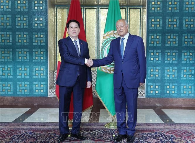 Le président Luong Cuong (gauche) est accueilli par Ahmed Aboul Gheit, secrétaire général de la Ligue des États arabes. Photo: VNA vna-potal-chu-tich-nuoc-luong-cuong-phat-bieu-chinh-sach-tai-lien-doan-arab-stand.jpg