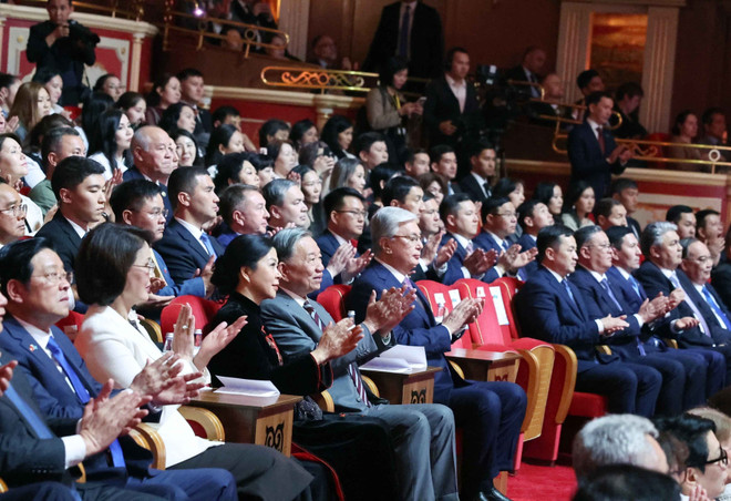 Le secrétaire général du Parti communiste du Vietnam, Tô Lâm, accompagné de son épouse Ngô Phuong Ly, et le président kazakh, Kassym-Jomart Tokaïev, au concert d’amitié Vietnam-Kazakhstan. Photo: VNA vna-potal-tong-bi-thu-to-lam-va-phu-nhan-voi-tong-thong-kazakhstan-du-chuong-trinh-hoa-nhac-huu-nghi-viet-nam-kazakhstan-8016663.jpg