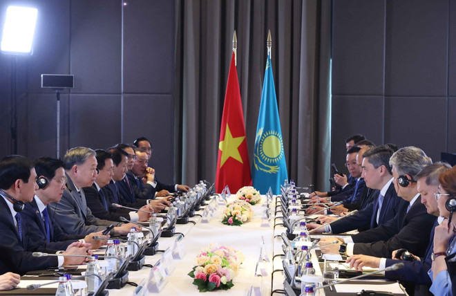Rencontre entre le secrétaire général du Parti communiste du Vietnam (PCV), Tô Lâm, et le Premier ministre kazakh, Oljas Bektenov. Photo: VNA vna-potal-tong-bi-thu-to-lam-hoi-kien-thu-tuong-kazakhstan-8016223.jpg