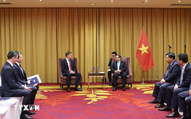 Le PM Pham Minh Chinh (droite) et Michal Fijol, président par intérim du conseil d'administration de LOT. Photo: VNA thu-tuong-tiep-quyen-chu-tich-hoi-dong-quan-tri-lot-polish-airlines-17-3.jpg