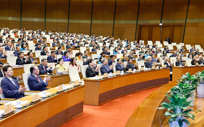 L'ouverture de la 15e législature de l’Assemblée nationale (AN) avec la présence du secrétaire général du Parti Tô Lâm, du président de la République Luong Cuong, du Premier ministre Pham Minh, du permanent du Secrétariat du Comité central du Parti Trân Câm Tu, ainsi que du président du Comité central du Front de la Patrie du Vietnam Dô Van Chiên, et d’autres dirigeants et anciens dirigeants du Parti, de l’Etat… Photo: VNA vna-potal-khai-mac-ky-hop-thu-10-quoc-hoi-khoa-xv-8349119.jpg