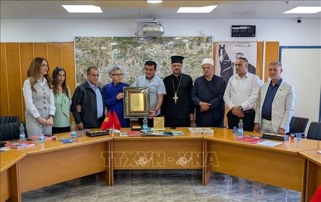 L'ambassadeur Ly Duc Trung reçoit un souvenir du maire et du conseil municipal d'Abu Snan. Photo : VNA vna-potal-thuc-day-quan-he-huu-nghi-va-hop-tac-giua-viet-nam-va-cong-dong-dia-phuong-tai-israel-061728456-stand.jpg
