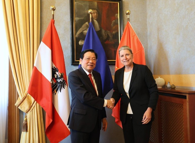 Phan Dinh Trac, membre du Politburo, secrétaire du Comité central (CC) du PCV, chef de la Commission centrale des affaires intérieures du PCV; et la vice-présidente de la Cour suprême autrichienne, Eva Marek. Photo: VNA viet-nam-ao-2-5259.jpg