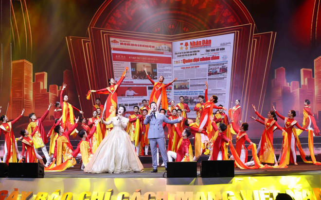 Programme artistique à la cérémonie de célébration. Photo: VNA vna-potal-le-ky-niem-100-nam-ngay-bao-chi-cach-mang-viet-nam-8104766.jpg