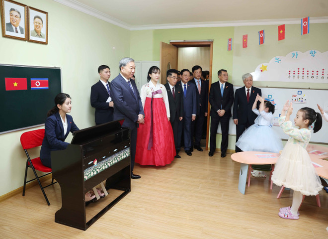 Le secrétaire général Tô Lâm visite la classe portant le nom du Président Hô Chi Minh. Photo: VNA vna-potal-tong-bi-thu-to-lam-tham-truong-mau-giao-kieng-sang-va-lop-hoc-mang-ten-bac-ho-8328674.jpg