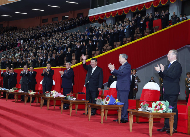 Le secrétaire général Tô Lâm et la délégation vietnamienne assistent à un spectacle artistique célébrant le 80e anniversaire de la fondation du Parti du travail de Corée. Photo: VNA vna-potal-tong-bi-thu-to-lam-du-chuong-trinh-bieu-dien-nghe-thuat-ky-niem-80-nam-thanh-lap-dang-lao-dong-trieu-tien-8328731.jpg