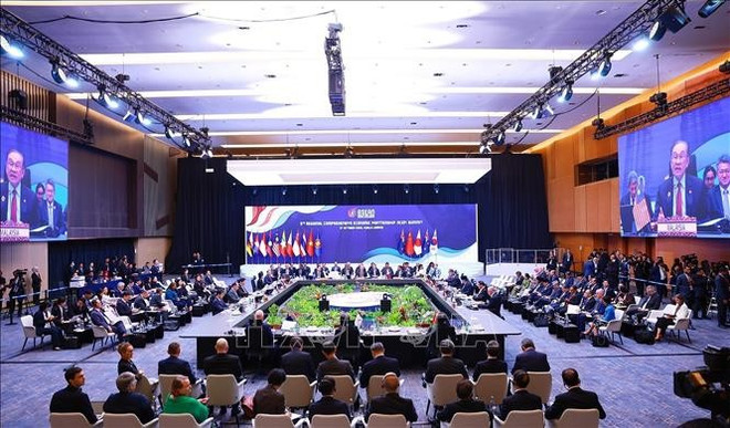 Le 5ᵉ Sommet du RCEP en Malaisie. Photo: VNA vna-potal-thu-tuong-pham-minh-chinh-tham-du-hoi-nghi-cap-cao-cac-nuoc-tham-gia-hiep-dinh-rcep-lan-thu-5-stand-1.jpg