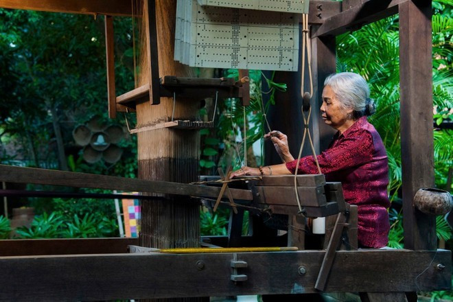 Un artisan du village de tissage de la soie de Van Phuc. Photo : VietnamPlus artisan.jpg