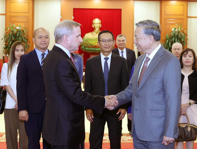 To Lam a appelé à un renforcement du transfert de technologies et de la coopération avec les entreprises vietnamiennes pour favoriser le développement des ressources humaines et l’intégration à la chaîne de valeur mondiale. Photo: VNA vna-potal-tong-bi-thu-tiep-chu-tich-phu-trach-quan-tri-toan-cau-cua-tap-doan-qualcomm-8084148.jpg