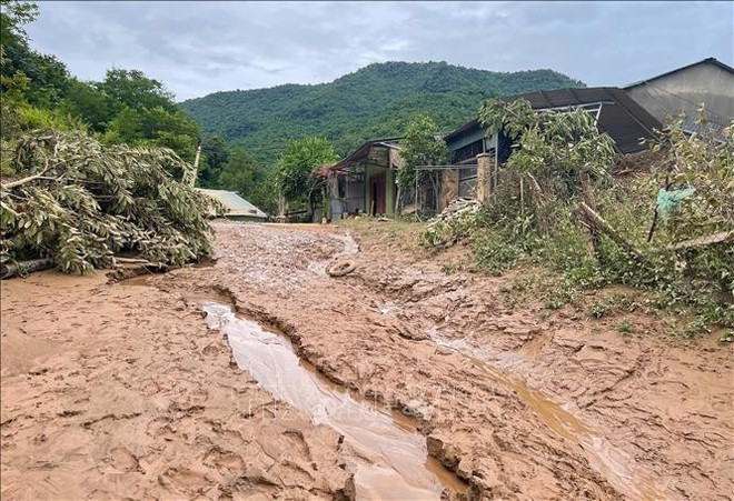 Les approvisionnements sont largués en cinq points des communes de Muong Xen, Muong Tip, Nhôn Mai, My Ly et Bac Ly. Photo: VNA gioi-my-ly-nghe-an-tan-hoang-sau-mua-lu-stand.jpg