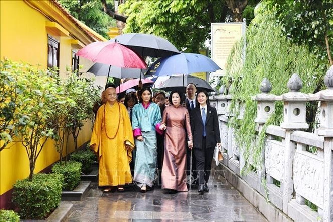 La Reine du Bhoutan, Jetsun Pema Wangchuck, et Mme Nguyên Thi Minh Nguyêt, épouse du président Luong Cuong, ont visité le 19 août la pagode Trân Quôc à Hanoï pour offrir de l’encens et découvrir ce haut lieu spirituel vieux de près de 1 500 ans. Photo: VNA phu-nhan-chu-tich-nuoc-1a.jpg