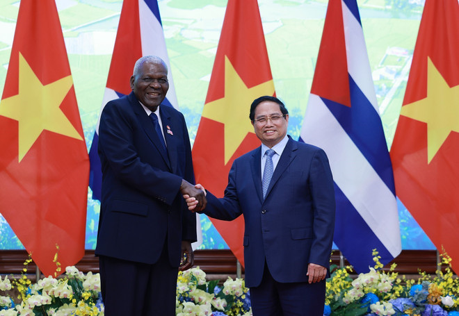 Le président de l’Assemblée nationale cubaine Esteban Lazo Hernández et le Premier ministre Pham Minh Chinh (droite). Photo: VNA vna-potal-thu-tuong-hoi-kien-chu-tich-quoc-hoi-cuba-esteban-lazo-hernandez-8310519.jpg